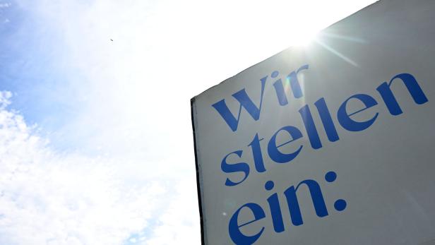 Plakat mit der Aufschrift "Wir stellen ein".