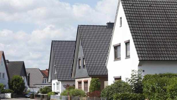 Modern residential building, detached house Ältere Einfamilienhäuser an einer Straße.