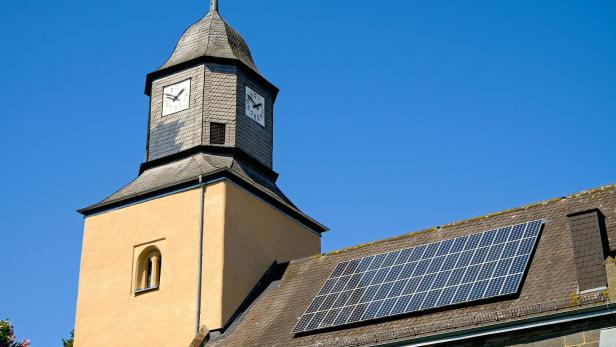 Kirche mit Solarpaneelen am Dach