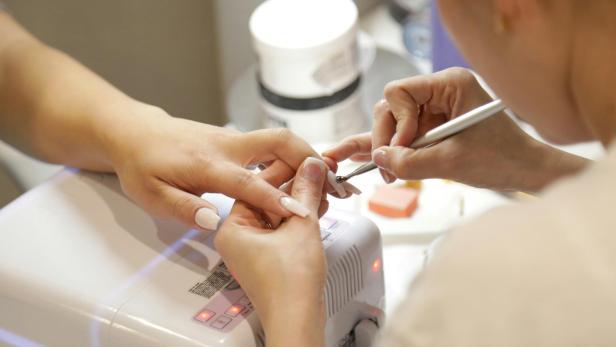 Nagelstudio Einer Frau werden im Nagelstudio die Nägel gemacht