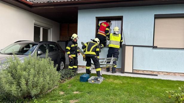Einsatzkräfte verschaffen sich über ein Fenster Zugang zum Haus