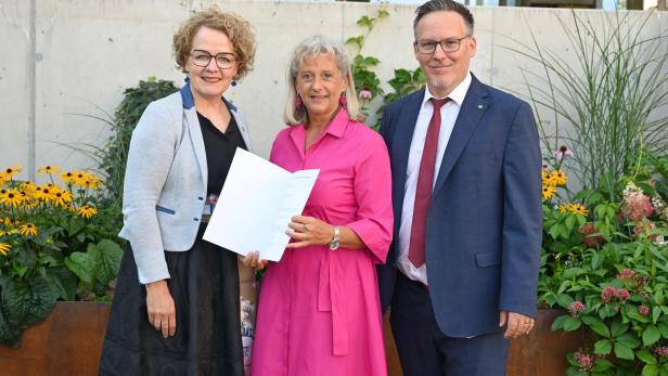 Bildungs-Landesrätin Christiane Teschl-Hofmeister, Landesschulinspektorin Agnes Karpf-Riegler und Abteilungsleiter Helmuth Sturm bei der Überreichung des Bestellungsdekrets