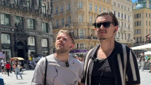 Organstrafverfügung Grazer Comedy-Duo "Organstrafverfügung" steht auf einer Einkaufsstraße in Wien
