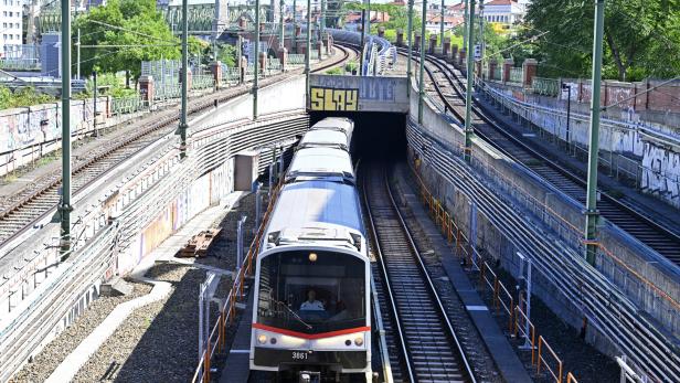 ++ THEMENBILD ++ U-BAHN / WIENER LINIEN / VERKEHR / ÖFFENTLICHE VERKEHRSMITTEL Ein Zug der U-Bahn-Linie U4 in Wien.