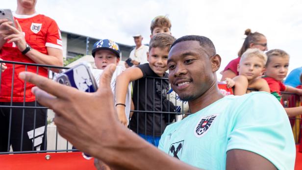 FUSSBALL: MÄNNER/WM QUALIFIKATION: TRAINING ÖFB-NATIONALTEAM: ALABA David Alaba erfüllte 50 Minuten lang jeden Selfie-Wunsch