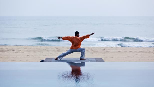 Der Yogalehrer Giri Timshina bringt Positionen wie den Sonnengruß, den herabschauenden Hund oder die Kobra spielend bei und trainiert in traumhafter Kulisse am Meer Motorik, Beweglichkeit und Konzentration.