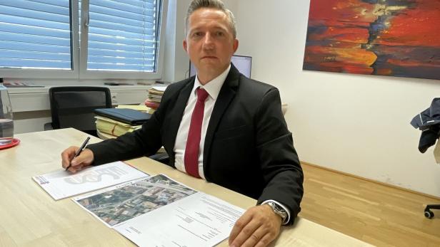 Anwalt Gerhard Ederer sitzt an seinem Schreibtisch und arbeitet an Dokumenten.