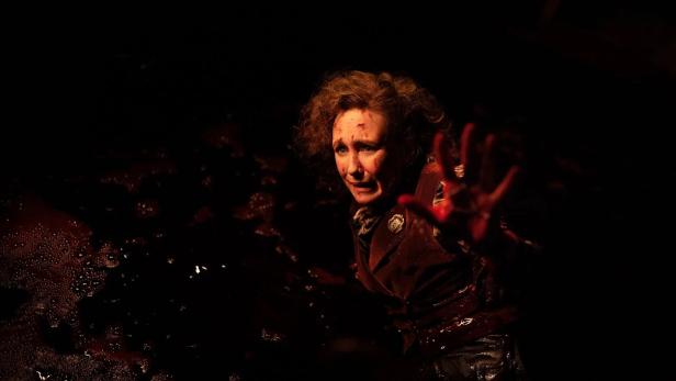 Vera Farmiga in "Conjuring 4" droht in einer dunklen Flüssigkeit zu versinken