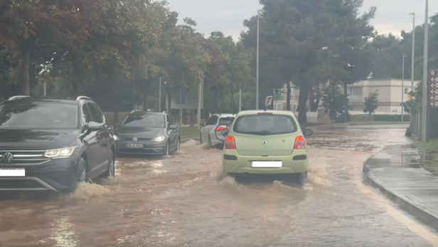 In Kroatien sind Straßen von Regemassen überschwemmt.