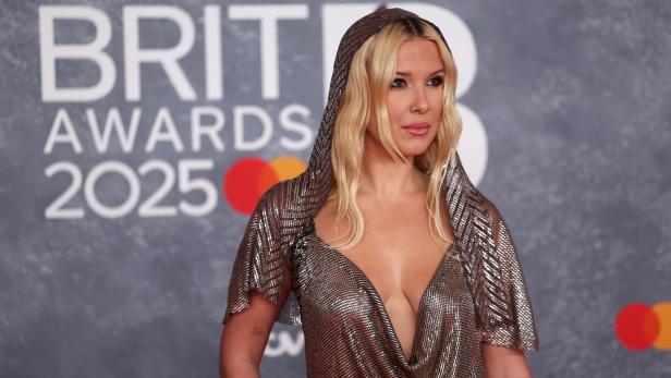 BRIT Awards 2025 - Arrivals Millie Bobby Brown vor dem Logo der BRIT Awards 2025