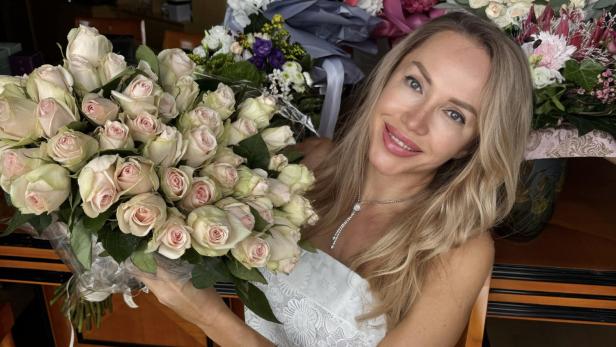 Ekaterina Mucha mit Blumenstrauß