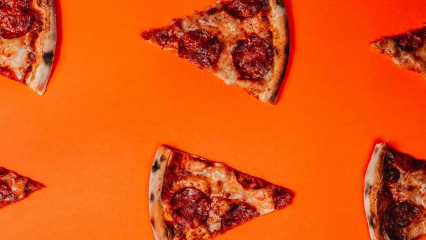 Pizzaecken auf orange Hintergrund