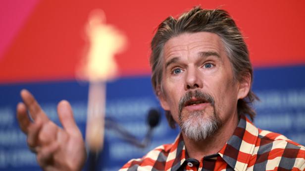 Blue Moon - Press Conference - 75th Berlin International Film Festival Ethan Hawke mit dichtem Kinnbart und rot-kariertem Hemd