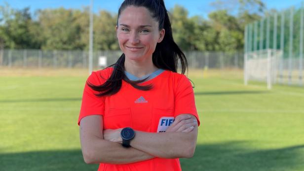 46-218085476 Die Schiedsrichterin Sara Telek im orangenen FIFA-Trikot