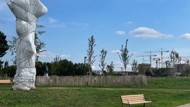 46-218263537 Weiß verhüllte Skulptur im neuen Park