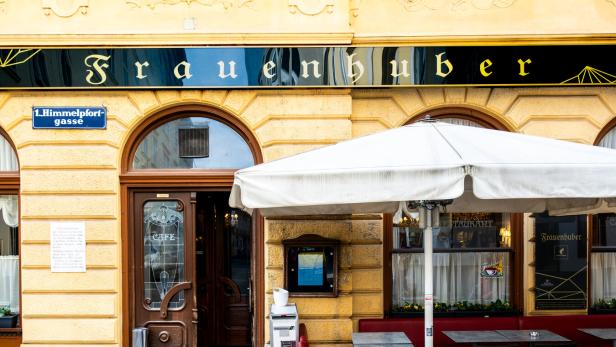 Das Café Frauenhuber in der Himmelpfortgasse in Wien mit Tischen im Freien.