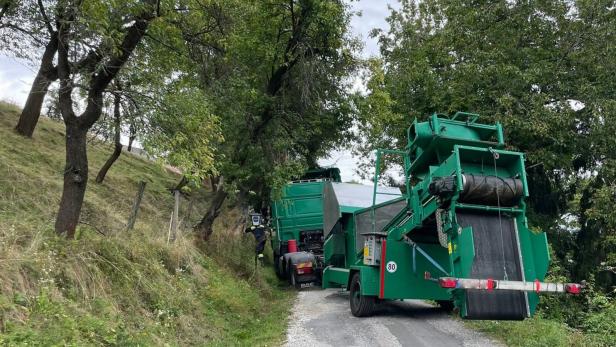 Ein grüner Lkw hängt auf Weg fest