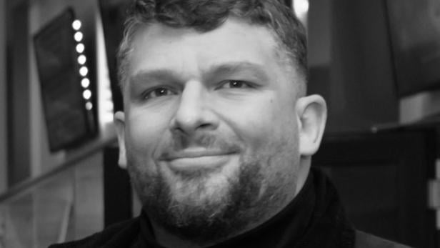 Tarek Ehlail Schwarzweißfoto von Regisseur Tarek Ehlail