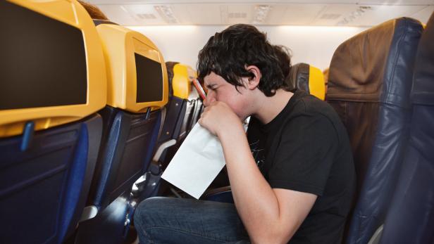 Motion sickness Bub erbricht im Flugzeug.