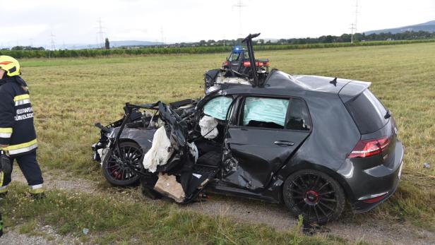 Unfallwrack steht auf einem Feldweg