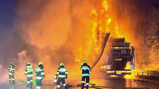 ++ HANDOUT ++ STEIERMARK: SATTELAUFLIEGER STAND AUF A2 IN FLAMMEN UND BRANNTE AUS ++ HANDOUT ++ STEIERMARK: SATTELAUFLIEGER STAND AUF A2 IN FLAMMEN UND BRANNTE AUS
