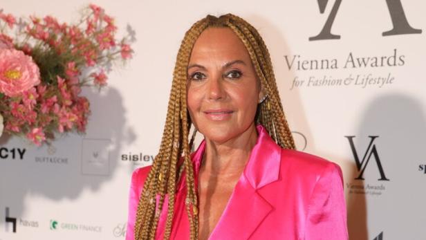 Vienna Awards for Fashion & Lifestyle Natascha Ochsenknecht in Pink gekleidet und mit Rastazöpfen