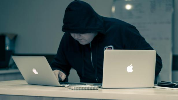 Hacker, der gerade versucht an sensible Daten zu gelangen.