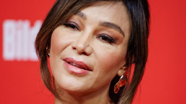 Verona Pooth auf einem roten Teppich.