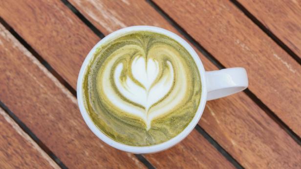 Eine Frau berichtete auf TikTok, dass sie ihre Vorliebe für das grüne Teepulver ins Krankenhaus gebracht hat. Matcha Latte