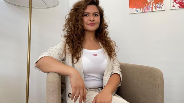 Zala Ander sitzt im Büro von „Bakhti“ in Wien.
