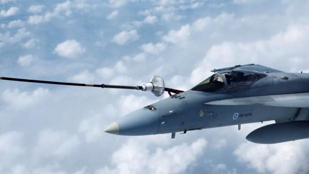 A Finnish Air Force F-16 fighter jet refuels in the air during a media day Eine finnische F 16 tankt in der Luft auf