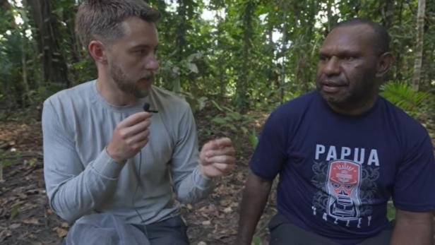 Shitstorm nach Video: YouTuber besucht indigenes Volk und kassiert Kritik. Shitstorm nach Video: YouTuber besucht indigenes Volk und kassiert Kritik.
