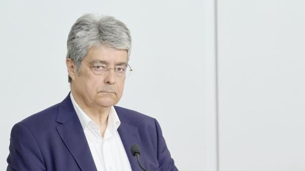 Wolfgang Hesoun blickt ernst in die Kamera.