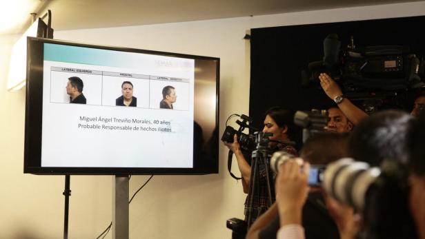 epa03789272 A group of camera men record the image on a television screen of Los Zetas cartel leader Miguel Ángel Trevino Morales during a press conference in Mexico City, Mexico, 15 July 2013. Trevino was arrested early on 15 July 2013 during a Mexican police operation near Nuevo Laredo, northeast Mexico, according to reports of the authorities. EPA/Sáshenka Gutiérrez