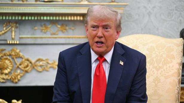 Polish President Karol Nawrocki visits the White House US-Präsident Donald Trump sitzt auf einem Stuhl im Oval Office und spricht in Richtung Kamera