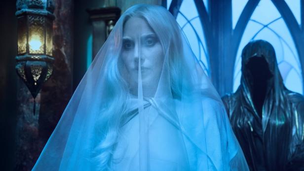 Weiß verschleierte Lady Gaga in ihrer "Wednesday"-Rolle als Rosaline Rotwood 