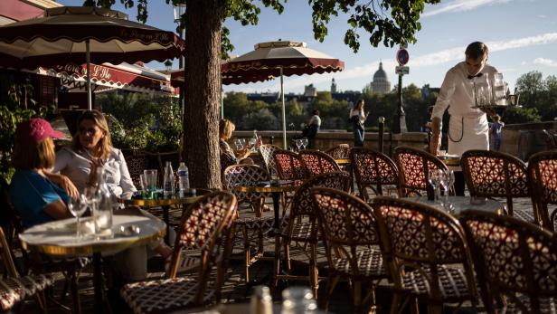Ein Cafe in Paris im Außenbereich mit vielen Stühlen 