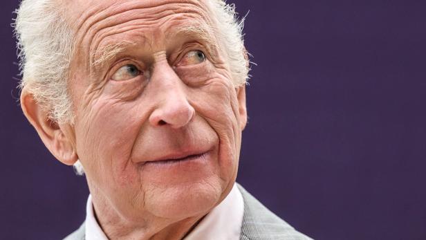 König Charles blickt mit einem leichten Lächeln nach oben.