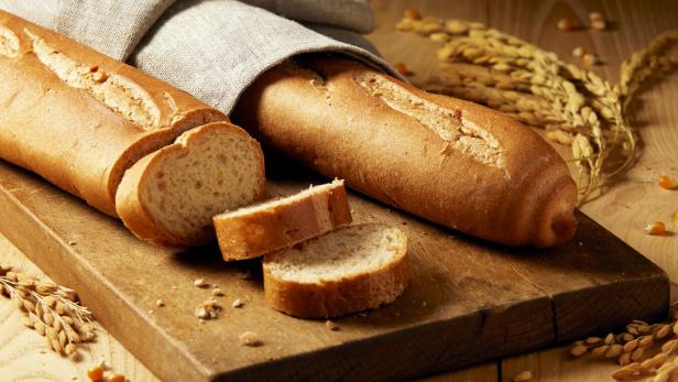 Glutenfreies Brot von Dr. Schär auf einem Schneidebrett. Glutenfreies Brot von Dr. Schär auf einem Schneidebrett.