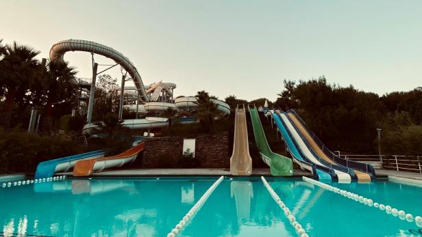Schwimmbecken mit Wasserrutschen Schwimmbecken mit Wasserrutschen