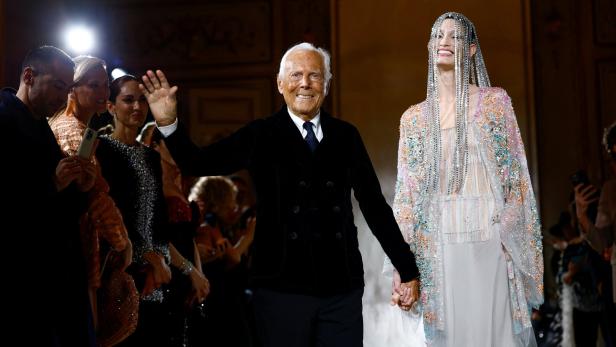 Giorgio Armani Prive Haute Couture Spring/Summer 2025 collection Giorgio Armani mit einem Model nach Ende der Haute Couture Kollektion