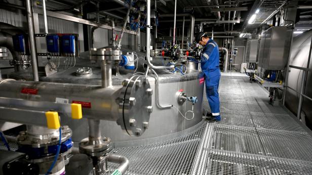 Arbeiter in der Bioethanol-Herstellung von AustroCel. Arbeiter in der Bioethanol-Herstellung von AustroCel.