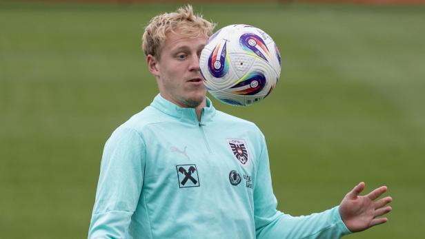 FUSSBALL: MÄNNER/WM QUALIFIKATION: TRAINING ÖFB-NATIONALTEAM: SCHLAGER Xaver Schlager hat wieder den Ball im Fokus