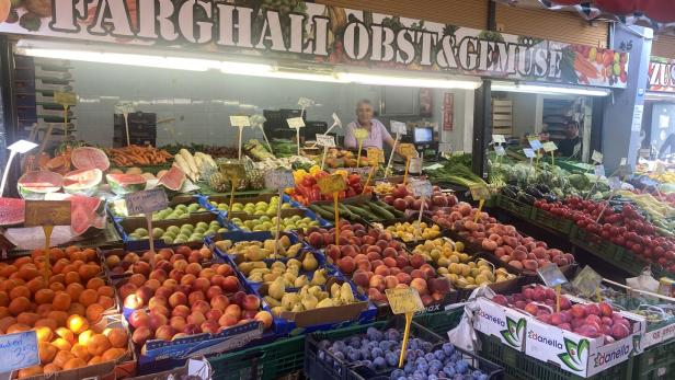 46-218288089 Obst- und Gemüsestandbesitzer Mohamed Farghali in seinem Stand.