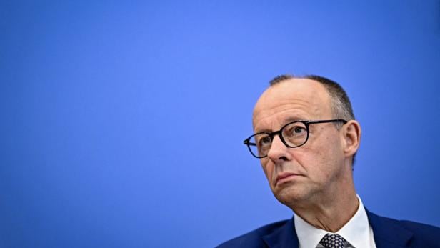 Kanzler Merz mit skeptischer Miene