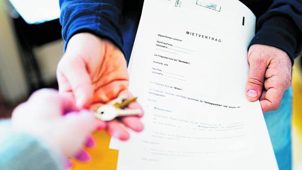++ THEMENBILD ++ WOHNEN / MIETEN / MIETVERTRAG / MIETPREISBREMSE Schlüsselübergabe bei Mietwohnung