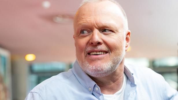 Stefan Raab Stefan Raab schaut zur Seite. Er trägt ein hellblaues Hemd und ein weißes Shirt darunter.