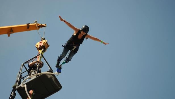 Bungee Jump Frau springt von Bungee-Turm