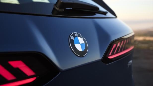 Der neue iX3 von Hinten, mit dem BMW-Logo und den Rücklichtern