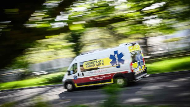 Ein französischer Rettungswagen fährt auf der Straße